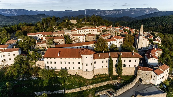 Poletni vodeni ogledi Štanjela: od gradu do Ferrarijevega vrta
