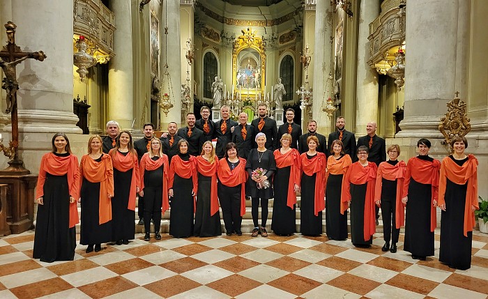Koncert komornega pevskega zbora ipavska z naslovom Ljubezen je...