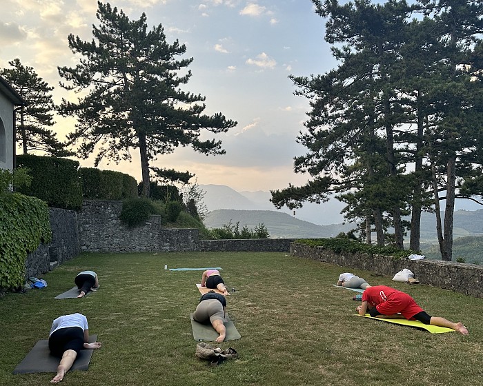 Poletje z jogo v Ferrarijevem vrtu