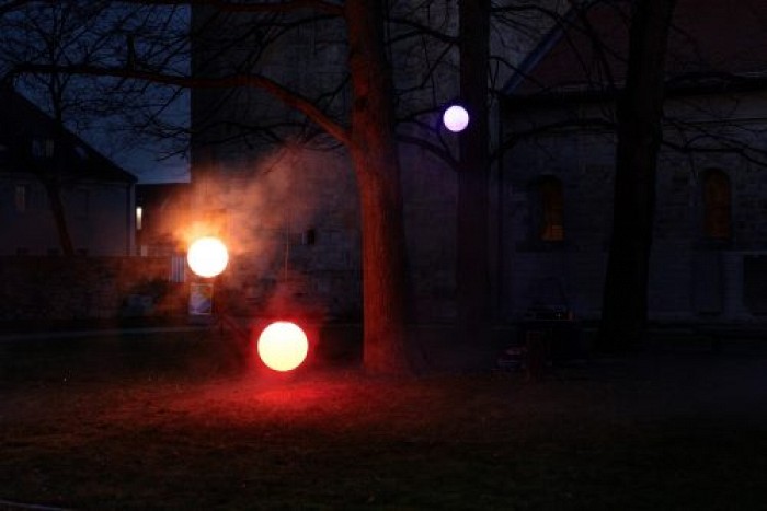 Svetlobni Oscilator – umetniška svetloba v prazničnem Štanjelu