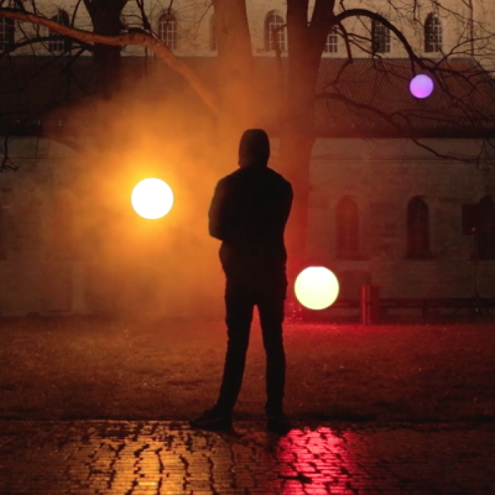 Svetlobni Oscilator – umetniška svetloba v prazničnem Štanjelu