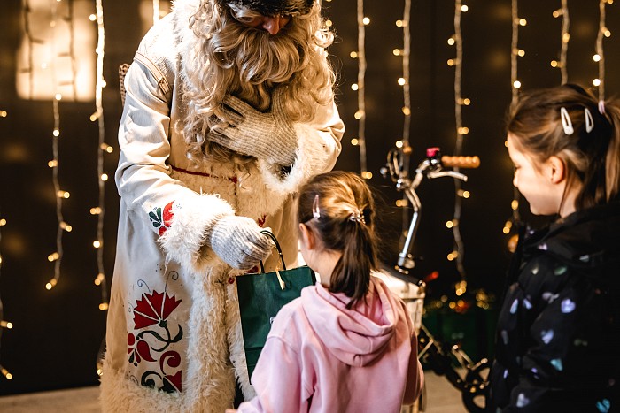 GLEDALIŠKA PREDSTAVA  MIRKO IN ČAROBNE LUČKE IN OBISK DEDKA MRAZA
