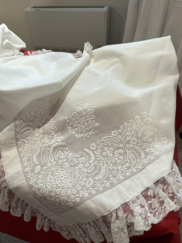 Razstava narodnih noš 'ženska duša v barvi in vezenini'