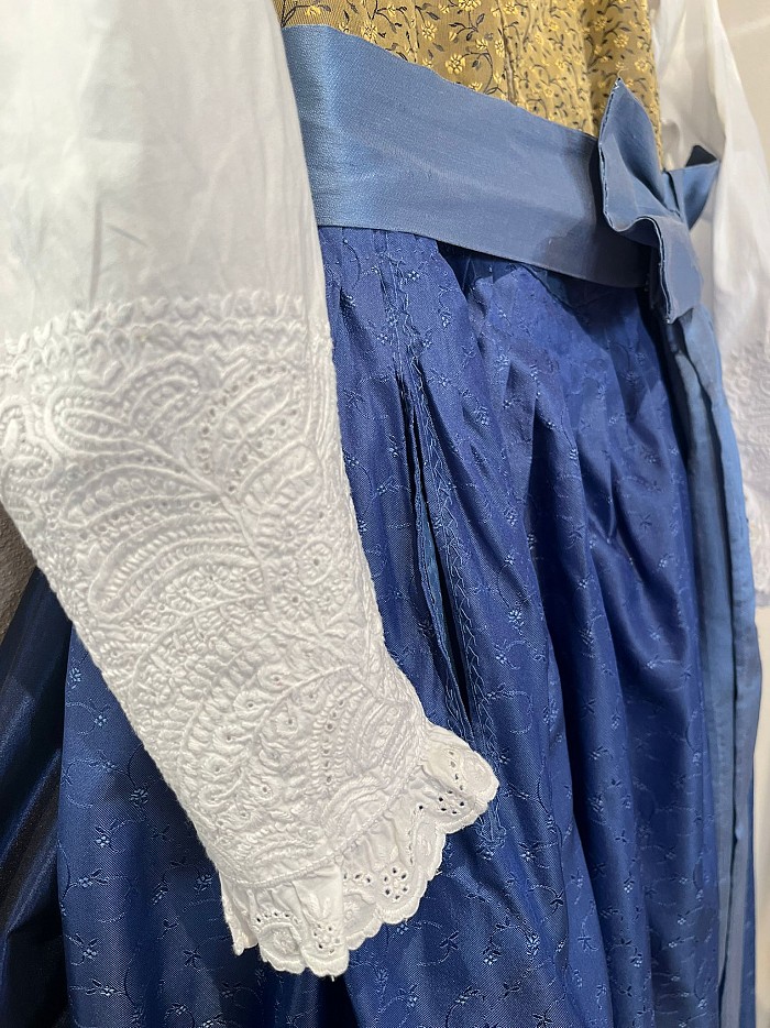 Razstava narodnih noš 'ženska duša v barvi in vezenini'