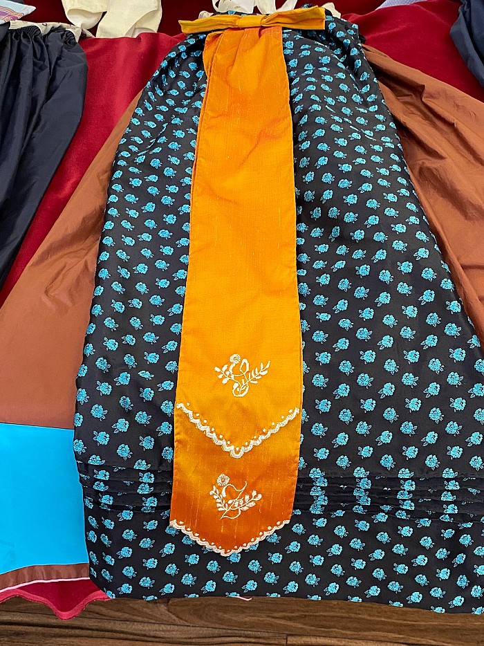 Razstava narodnih noš 'ženska duša v barvi in vezenini'