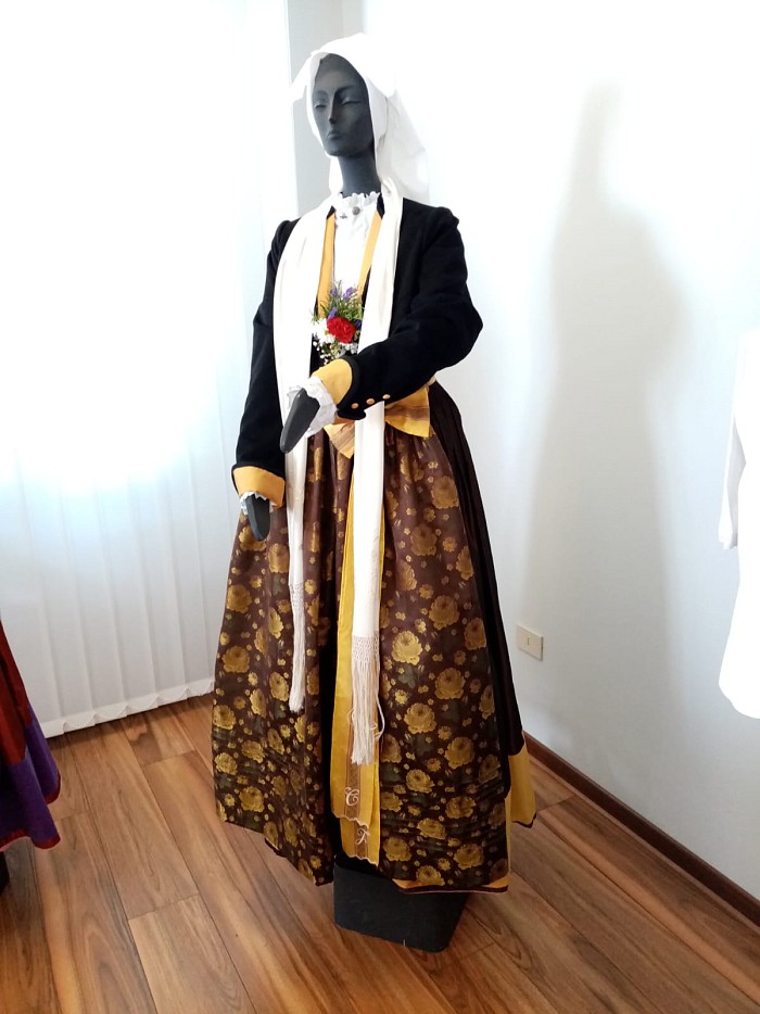 Razstava narodnih noš 'ženska duša v barvi in vezenini'