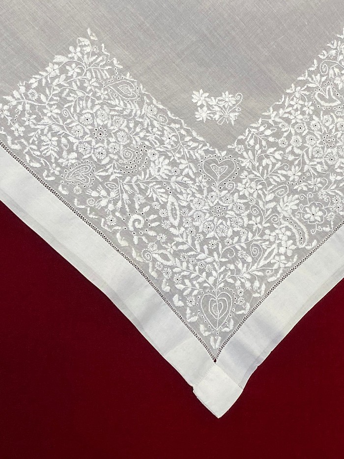 Razstava narodnih noš 'ženska duša v barvi in vezenini'