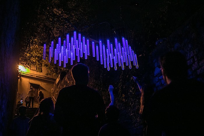 Umetniška svetlobna instalacija WAVE