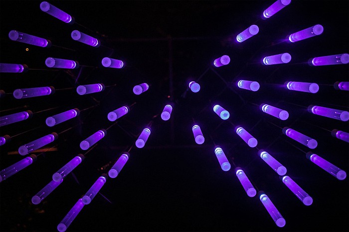 Umetniška svetlobna instalacija WAVE