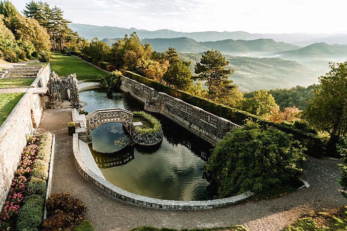 Osupljivi Ferrarijev vrt v Štanjelu z Natalijino hišo