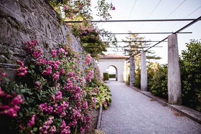 Osupljivi Ferrarijev vrt v Štanjelu z Natalijino hišo