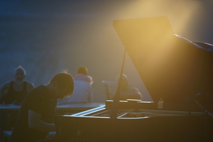 JUTRANJI KLAVIRSKI KONCERT OB SONČNEM VZHODU V FERRARIJEVEM VRTU