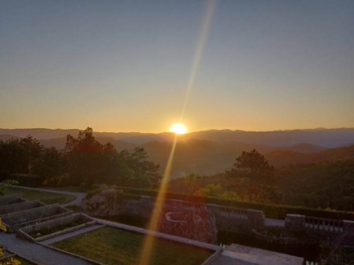 JUTRANJI KLAVIRSKI KONCERT OB SONČNEM VZHODU V FERRARIJEVEM VRTU