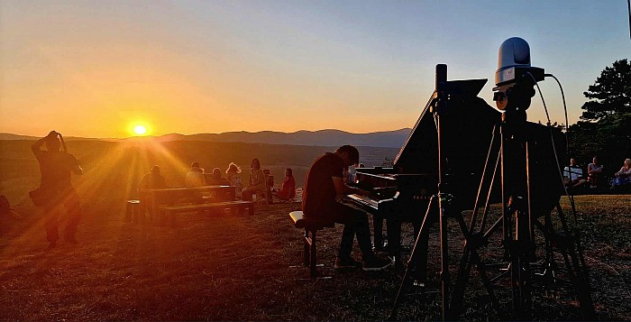 JUTRANJI KLAVIRSKI KONCERT OB SONČNEM VZHODU V FERRARIJEVEM VRTU