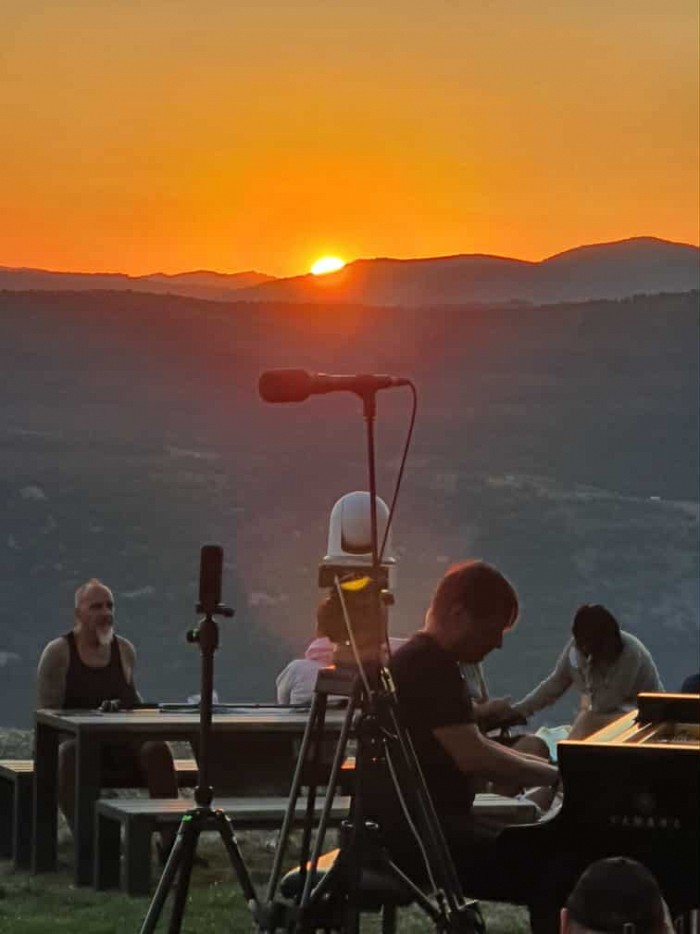 JUTRANJI KLAVIRSKI KONCERT OB SONČNEM VZHODU V FERRARIJEVEM VRTU