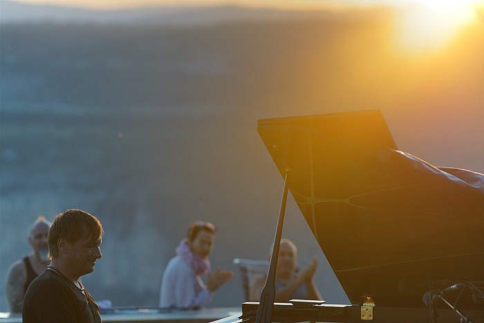 JUTRANJI KLAVIRSKI KONCERT OB SONČNEM VZHODU V FERRARIJEVEM VRTU