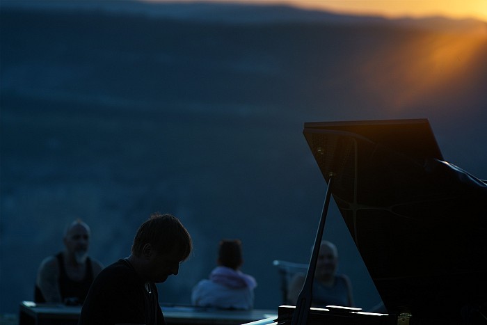 JUTRANJI KLAVIRSKI KONCERT OB SONČNEM VZHODU V FERRARIJEVEM VRTU