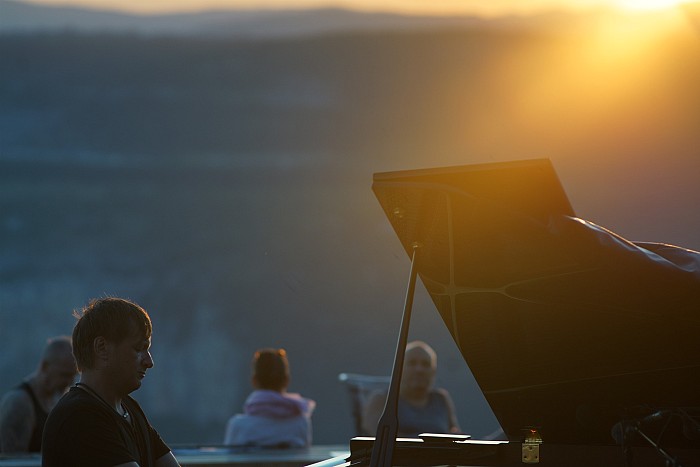 JUTRANJI KLAVIRSKI KONCERT OB SONČNEM VZHODU V FERRARIJEVEM VRTU