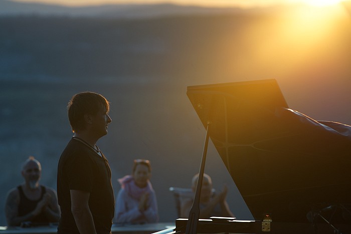 JUTRANJI KLAVIRSKI KONCERT OB SONČNEM VZHODU V FERRARIJEVEM VRTU