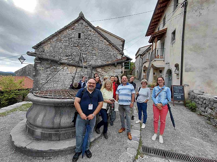 Obiskovalci odkrivali razglede, dediščino in vrtno umetnost v Štanjelu