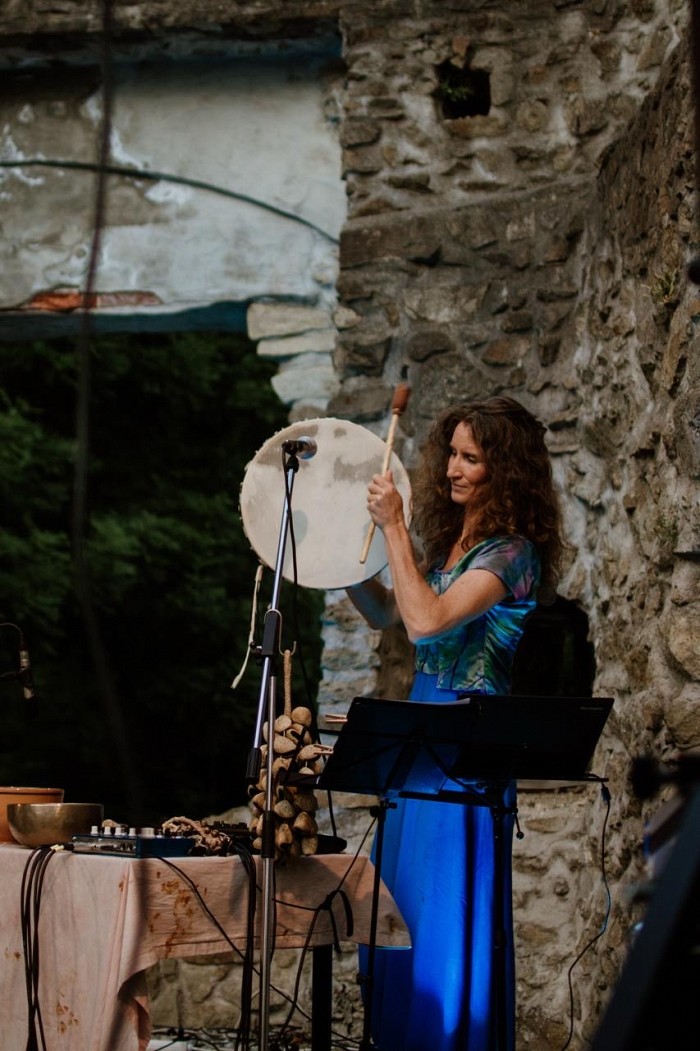 Zvočni performans ob sončnem zahodu